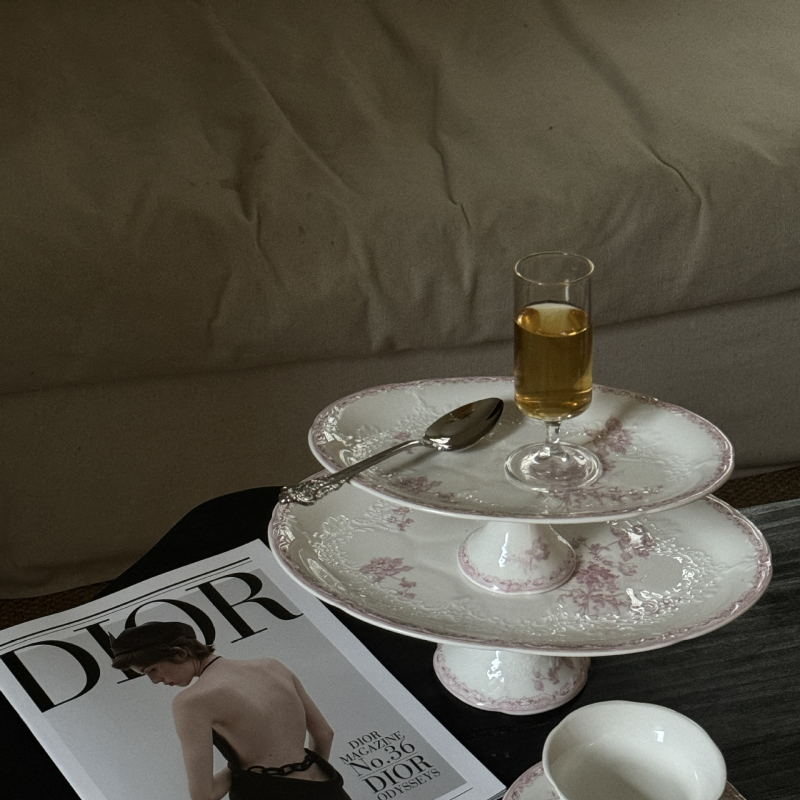 Keramikas šķīvis un apakštase komplekts ar reljefa rakstu, apaļš, gaišs luksusa retro stils, piemērots mikroviļņu krāsnij