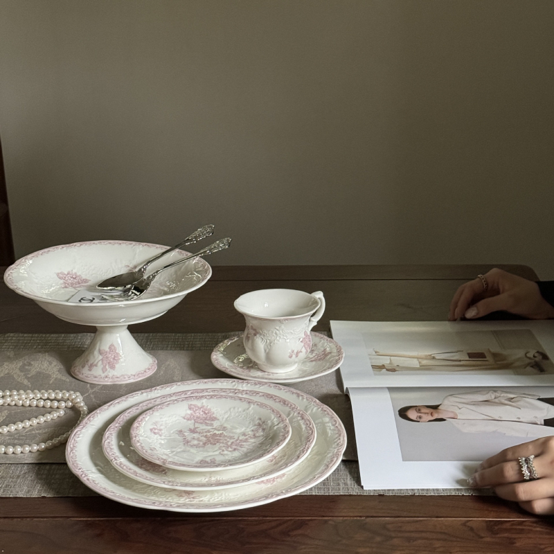 Keramikas šķīvis un apakštase komplekts ar reljefa rakstu, apaļš, gaišs luksusa retro stils, piemērots mikroviļņu krāsnij