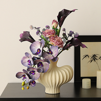 Keramikas galda vāze ar mākslīgiem ziediem — moderns minimālisma dekors dzīvojamai istabai vai ēdamistabai