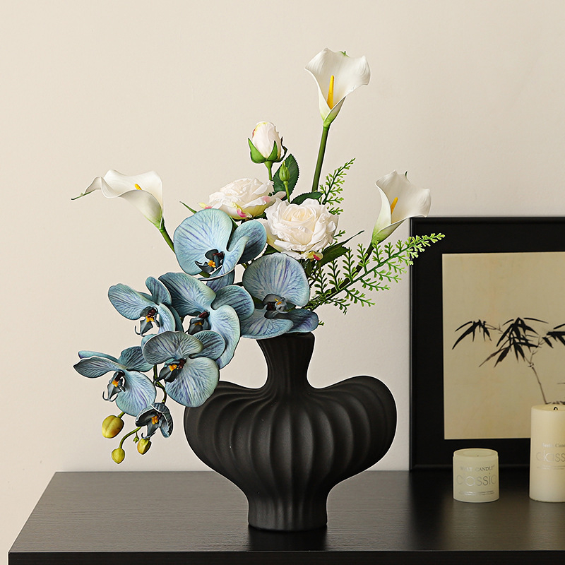 Keramikas galda vāze ar mākslīgiem ziediem — moderns minimālisma dekors dzīvojamai istabai vai ēdamistabai