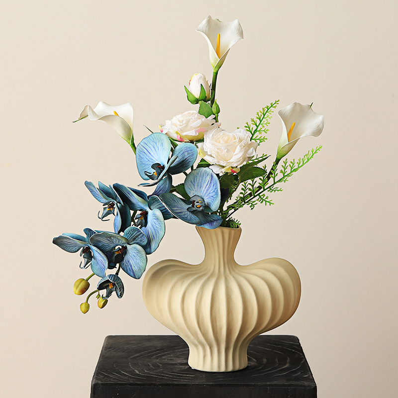 Keramikas galda vāze ar mākslīgiem ziediem — moderns minimālisma dekors dzīvojamai istabai vai ēdamistabai