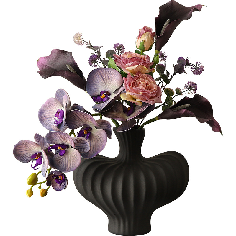 Keramikas galda vāze ar mākslīgiem ziediem — moderns minimālisma dekors dzīvojamai istabai vai ēdamistabai