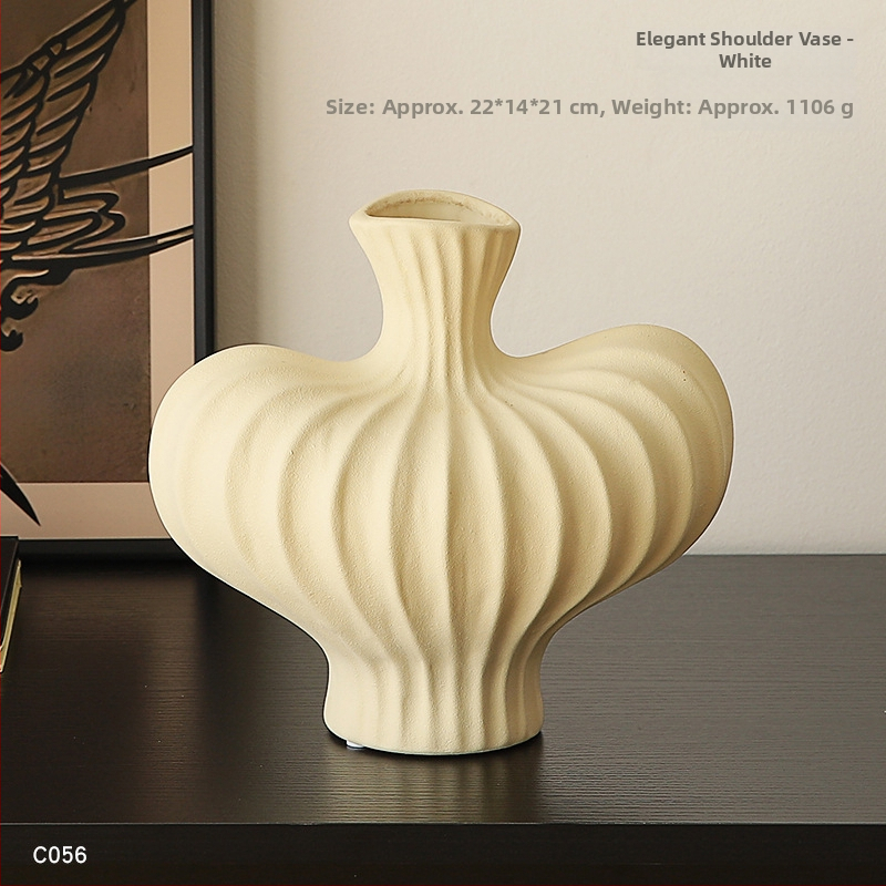 Keramikas galda vāze ar mākslīgiem ziediem — moderns minimālisma dekors dzīvojamai istabai vai ēdamistabai