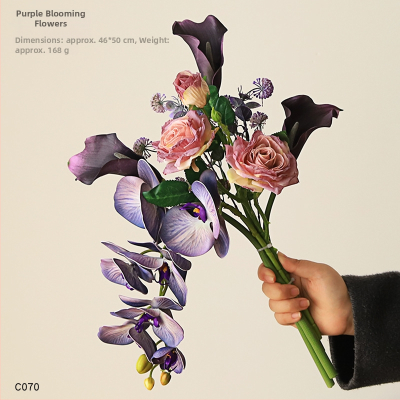 Keramikas galda vāze ar mākslīgiem ziediem — moderns minimālisma dekors dzīvojamai istabai vai ēdamistabai