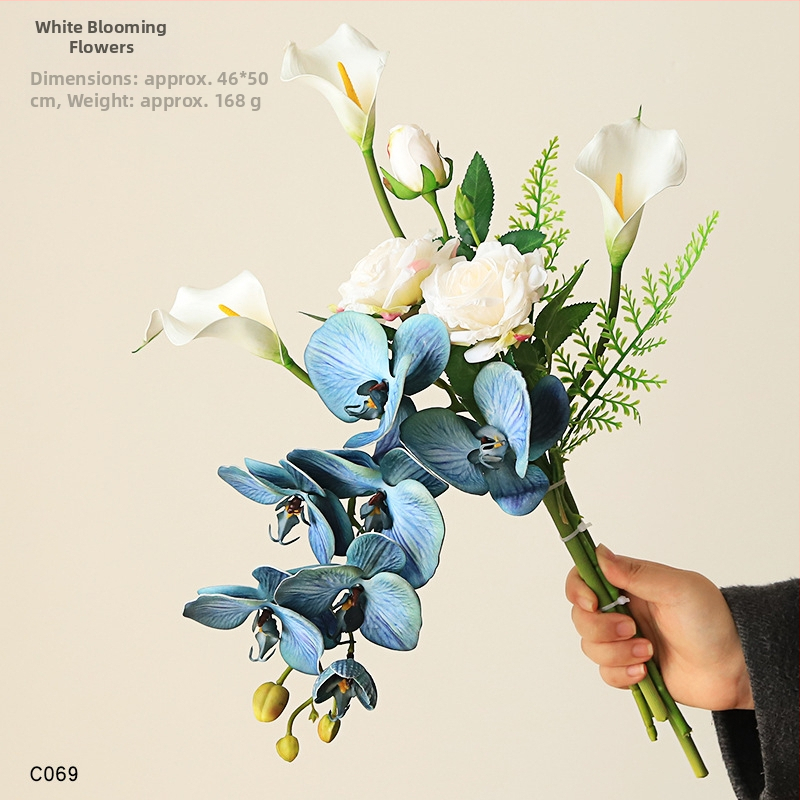 Keramikas galda vāze ar mākslīgiem ziediem — moderns minimālisma dekors dzīvojamai istabai vai ēdamistabai