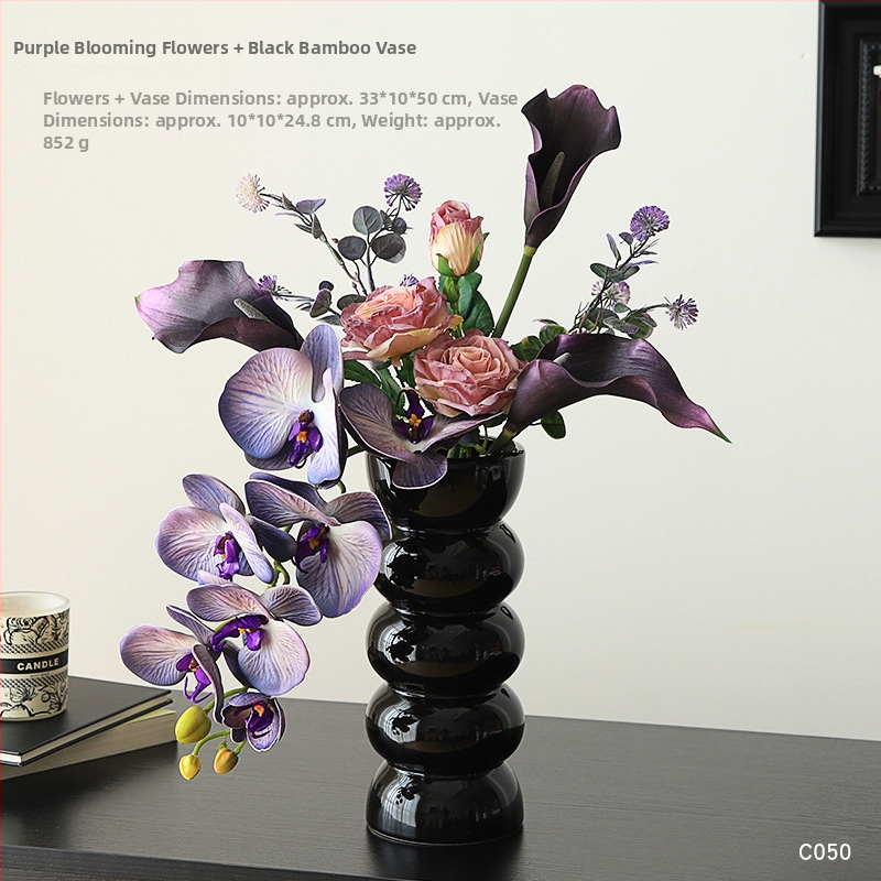 Keramikas galda vāze ar mākslīgiem ziediem — moderns minimālisma dekors dzīvojamai istabai vai ēdamistabai