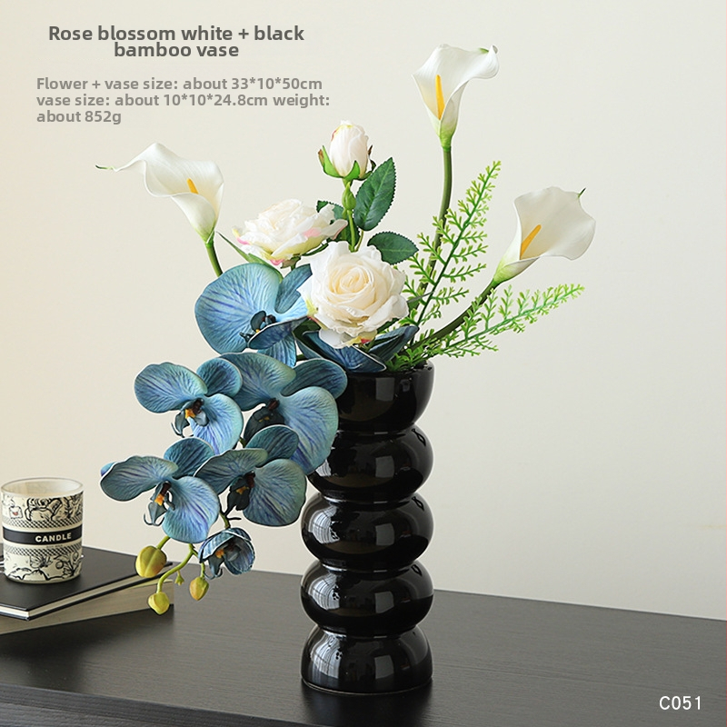 Keramikas galda vāze ar mākslīgiem ziediem — moderns minimālisma dekors dzīvojamai istabai vai ēdamistabai