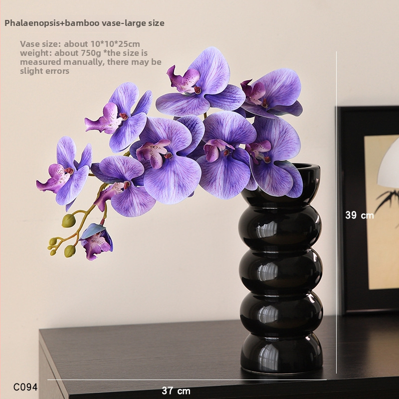 Keramikas galda vāze ar mākslīgiem ziediem — moderns minimālisma dekors dzīvojamai istabai vai ēdamistabai