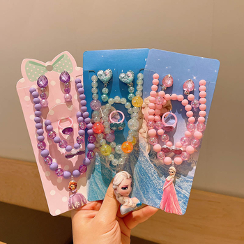 Set dječjih nakita s likom crtića — višeslojni lanac od perlica sa privjesom od legure; uključuje ogrlicu, narukvicu, prsten i naušnice