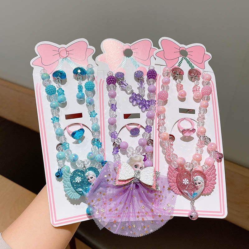 Set dječjih nakita s likom crtića — višeslojni lanac od perlica sa privjesom od legure; uključuje ogrlicu, narukvicu, prsten i naušnice