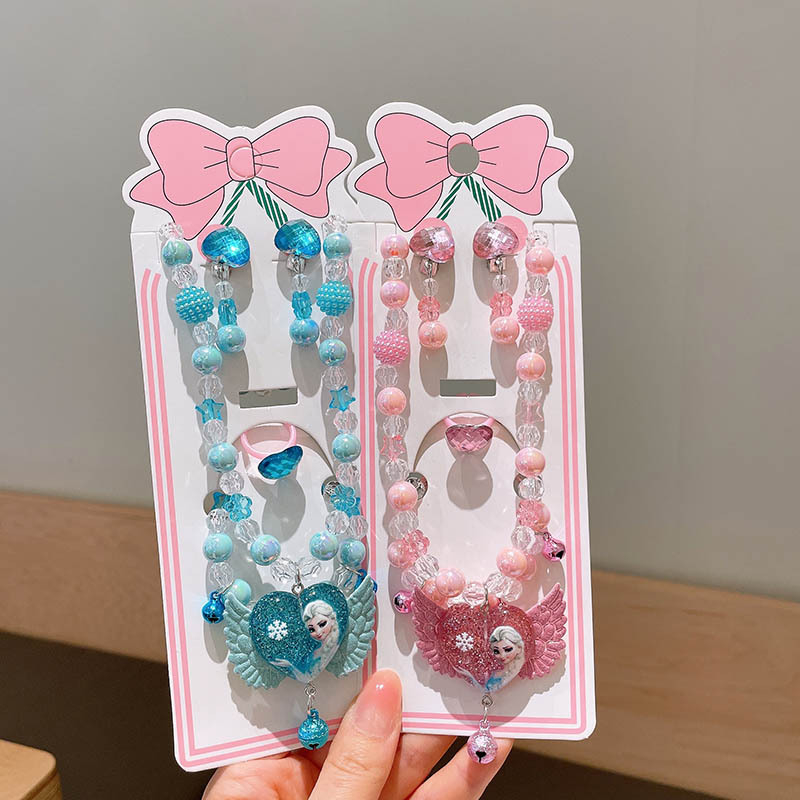 Set dječjih nakita s likom crtića — višeslojni lanac od perlica sa privjesom od legure; uključuje ogrlicu, narukvicu, prsten i naušnice