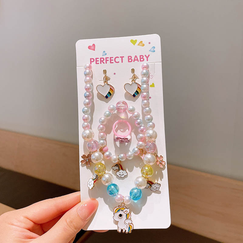 Set dječjih nakita s likom crtića — višeslojni lanac od perlica sa privjesom od legure; uključuje ogrlicu, narukvicu, prsten i naušnice