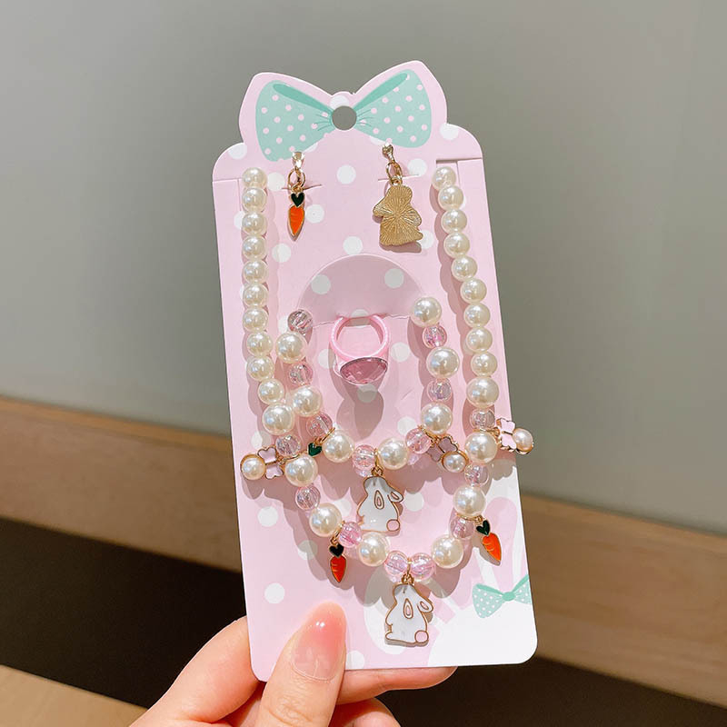 Set dječjih nakita s likom crtića — višeslojni lanac od perlica sa privjesom od legure; uključuje ogrlicu, narukvicu, prsten i naušnice