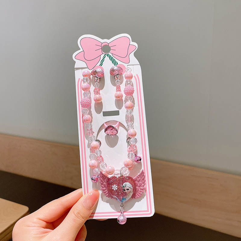 Set dječjih nakita s likom crtića — višeslojni lanac od perlica sa privjesom od legure; uključuje ogrlicu, narukvicu, prsten i naušnice