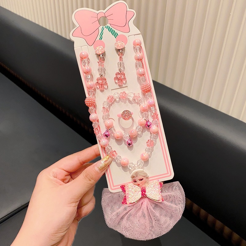 Set dječjih nakita s likom crtića — višeslojni lanac od perlica sa privjesom od legure; uključuje ogrlicu, narukvicu, prsten i naušnice