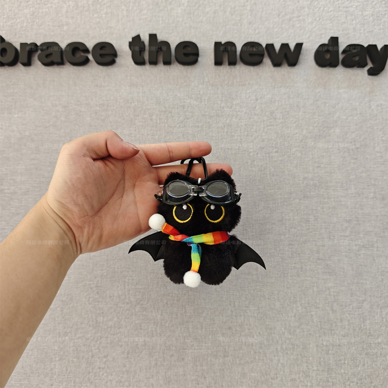 Pliušinis pakabukas rankinėms: didelių akių demonė katė, originalus dizainas, raštai su meškiu, kiaulyte ir kitomis mažomis gyvūnėlėmis