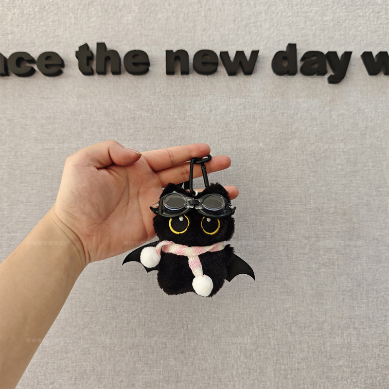 Pliušinis pakabukas rankinėms: didelių akių demonė katė, originalus dizainas, raštai su meškiu, kiaulyte ir kitomis mažomis gyvūnėlėmis