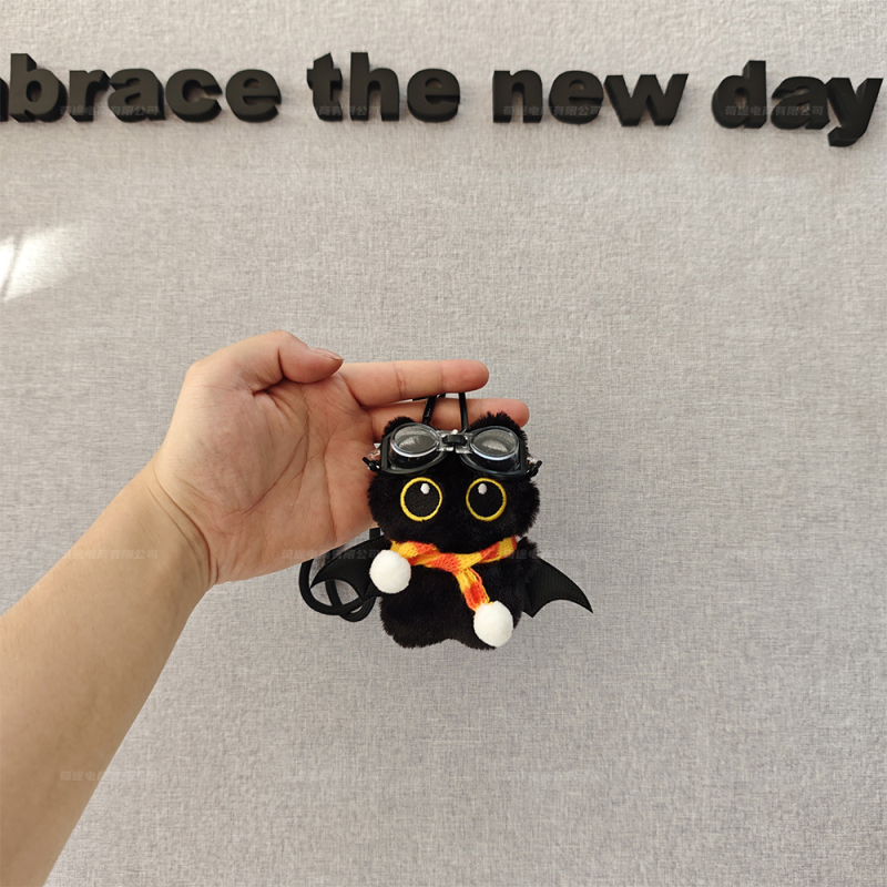 Pliušinis pakabukas rankinėms: didelių akių demonė katė, originalus dizainas, raštai su meškiu, kiaulyte ir kitomis mažomis gyvūnėlėmis