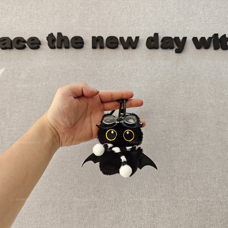 Pliušinis pakabukas rankinėms: didelių akių demonė katė, originalus dizainas, raštai su meškiu, kiaulyte ir kitomis mažomis gyvūnėlėmis