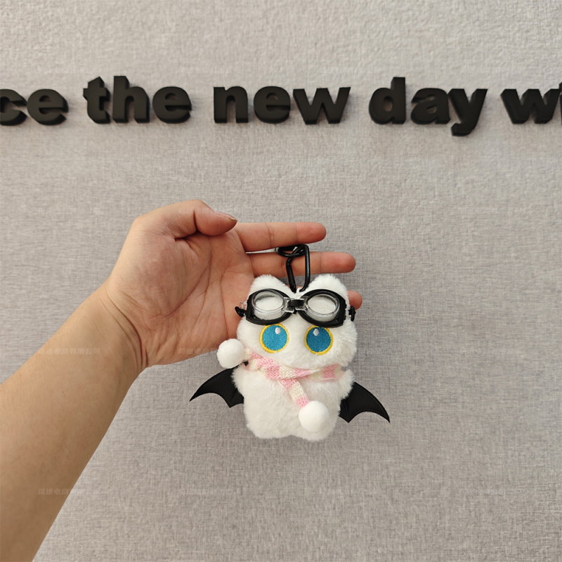 Pliušinis pakabukas rankinėms: didelių akių demonė katė, originalus dizainas, raštai su meškiu, kiaulyte ir kitomis mažomis gyvūnėlėmis