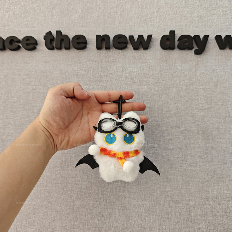 Pliušinis pakabukas rankinėms: didelių akių demonė katė, originalus dizainas, raštai su meškiu, kiaulyte ir kitomis mažomis gyvūnėlėmis