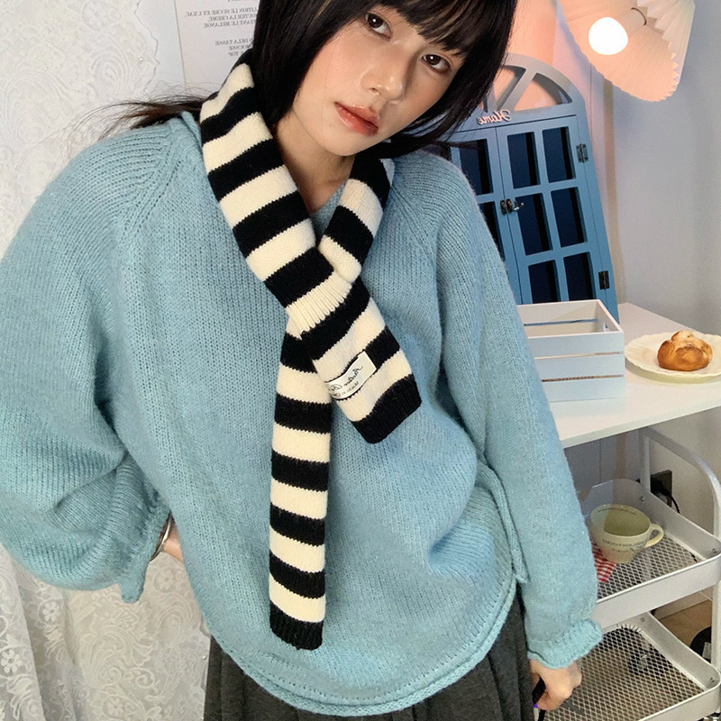 Šal od vunene smjese s prugama i perforacijom, uski za zimu, proljeće 2025 izdanje