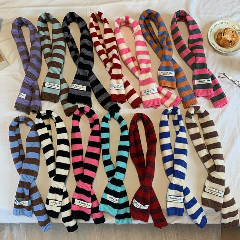 Šal od vunene smjese s prugama i perforacijom, uski za zimu, proljeće 2025 izdanje