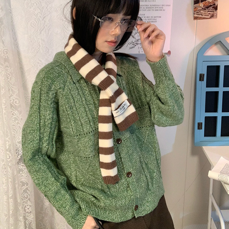 Šal od vunene smjese s prugama i perforacijom, uski za zimu, proljeće 2025 izdanje