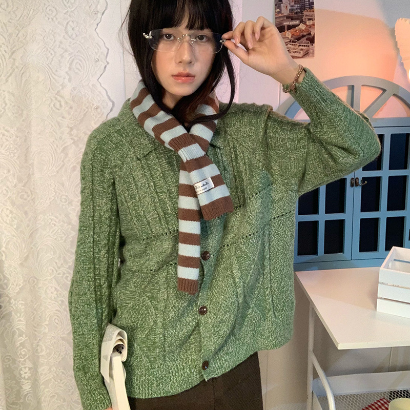 Šal od vunene smjese s prugama i perforacijom, uski za zimu, proljeće 2025 izdanje