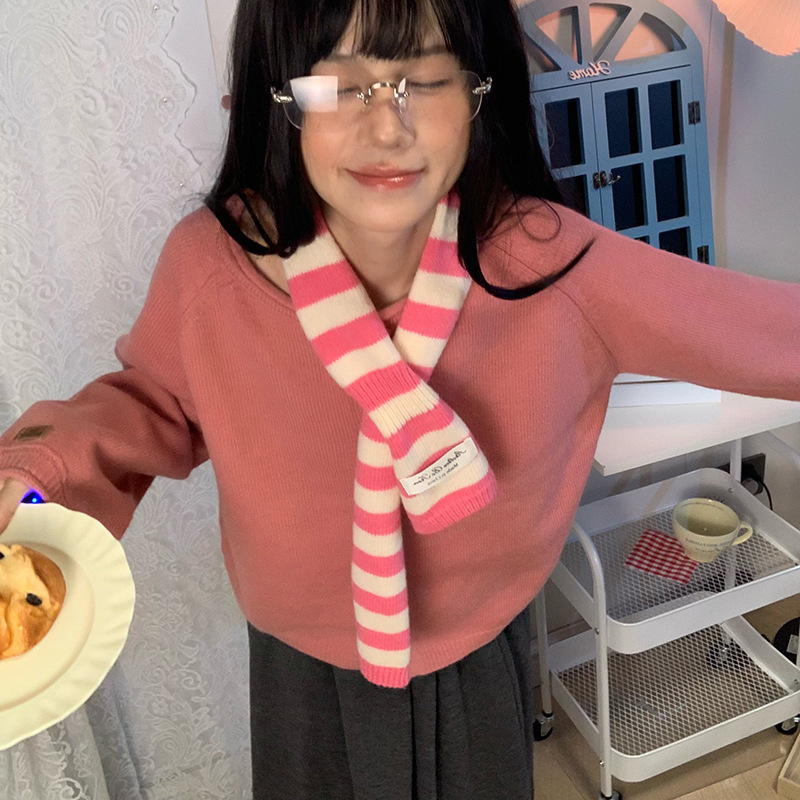 Šal od vunene smjese s prugama i perforacijom, uski za zimu, proljeće 2025 izdanje