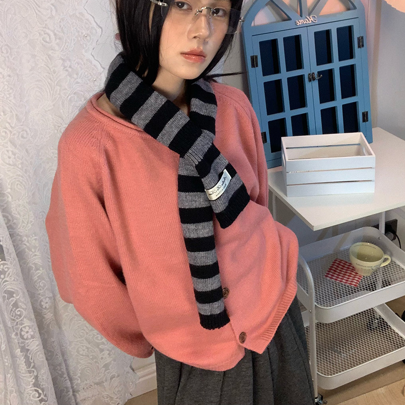 Šal od vunene smjese s prugama i perforacijom, uski za zimu, proljeće 2025 izdanje