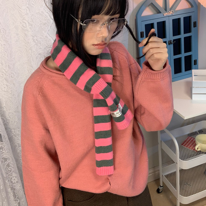 Šal od vunene smjese s prugama i perforacijom, uski za zimu, proljeće 2025 izdanje