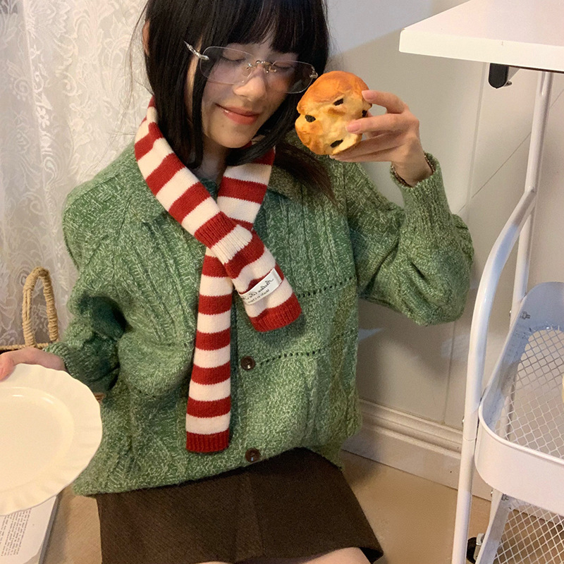 Šal od vunene smjese s prugama i perforacijom, uski za zimu, proljeće 2025 izdanje