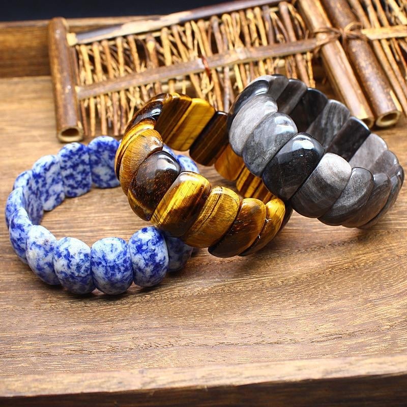 Narukvica od faceted prirodnih kamena, poliran završetak, unisex geometrijski dizajn, idealan suvenir za putovanja.