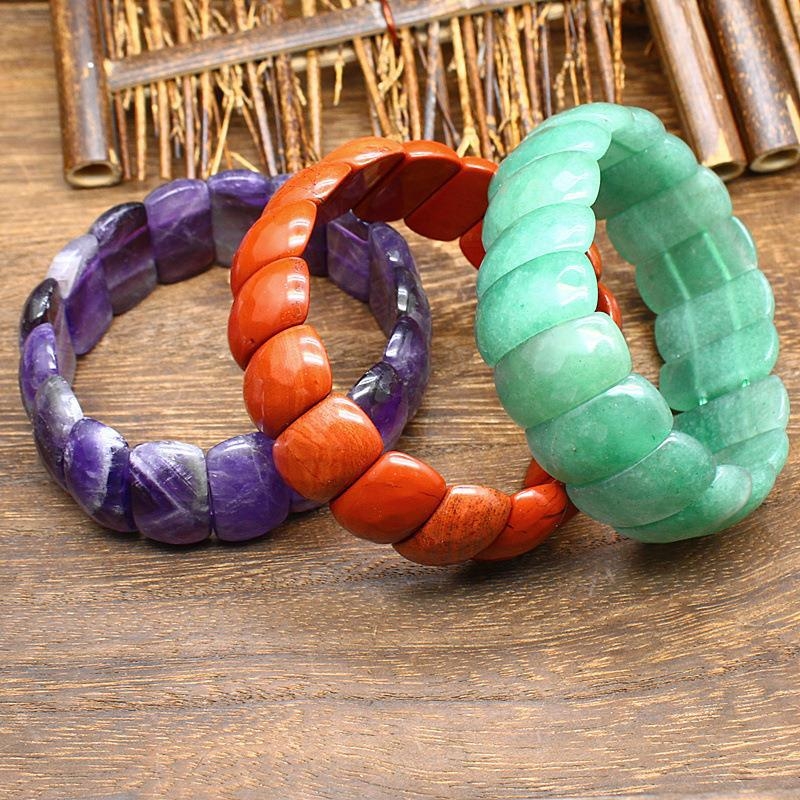 Narukvica od faceted prirodnih kamena, poliran završetak, unisex geometrijski dizajn, idealan suvenir za putovanja.