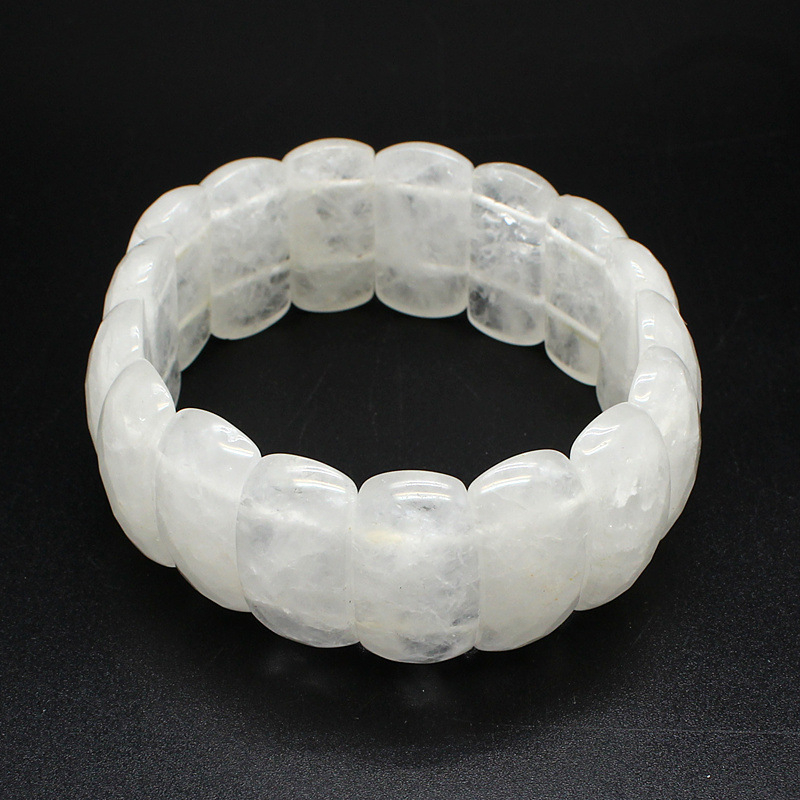 Narukvica od faceted prirodnih kamena, poliran završetak, unisex geometrijski dizajn, idealan suvenir za putovanja.