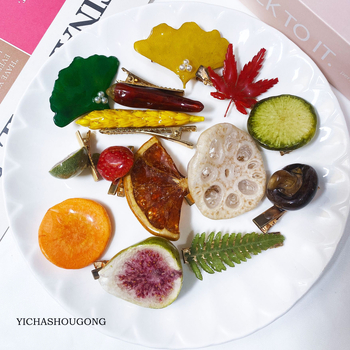 Matu sprādze ar augļu un lapu motīviem — rokdarbs, no plastmasas/sveķu, sievietēm