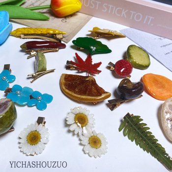 Matu sprādze ar augļu un lapu motīviem — rokdarbs, no plastmasas/sveķu, sievietēm