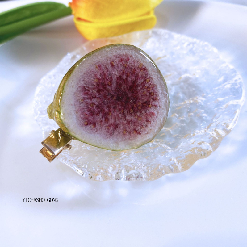 Matu sprādze ar augļu un lapu motīviem — rokdarbs, no plastmasas/sveķu, sievietēm