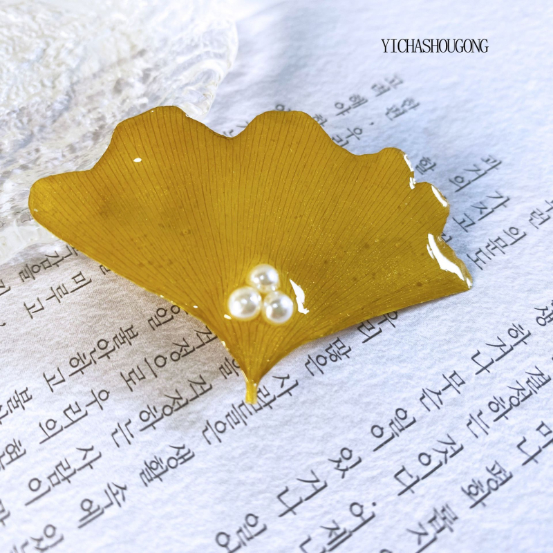 Matu sprādze ar augļu un lapu motīviem — rokdarbs, no plastmasas/sveķu, sievietēm