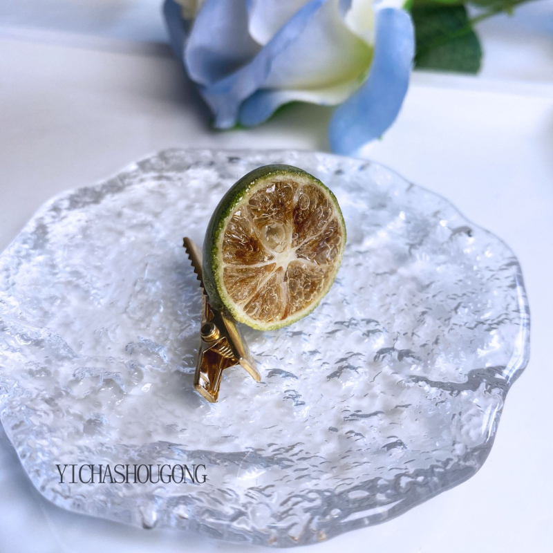 Matu sprādze ar augļu un lapu motīviem — rokdarbs, no plastmasas/sveķu, sievietēm