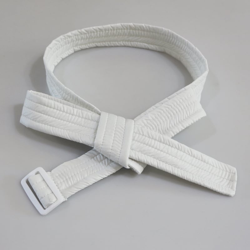 Sieviešu josta kaprtam ar kokvilnas pildījumu, saitēm ar auklu, austā josta ar plastmasas sprādzi, mašīnas dizains, platums 2–4 cm