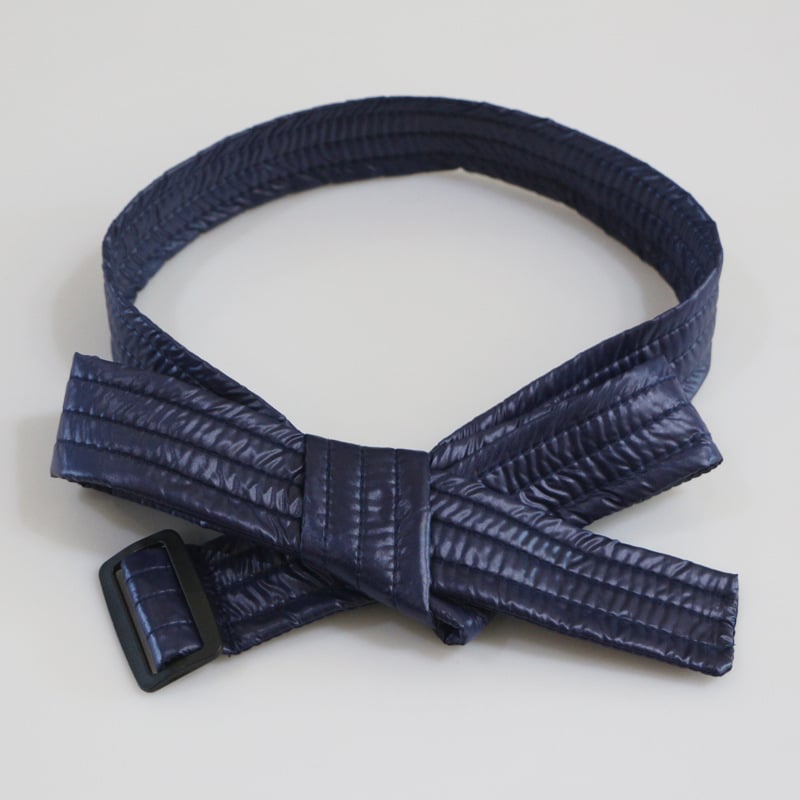 Sieviešu josta kaprtam ar kokvilnas pildījumu, saitēm ar auklu, austā josta ar plastmasas sprādzi, mašīnas dizains, platums 2–4 cm