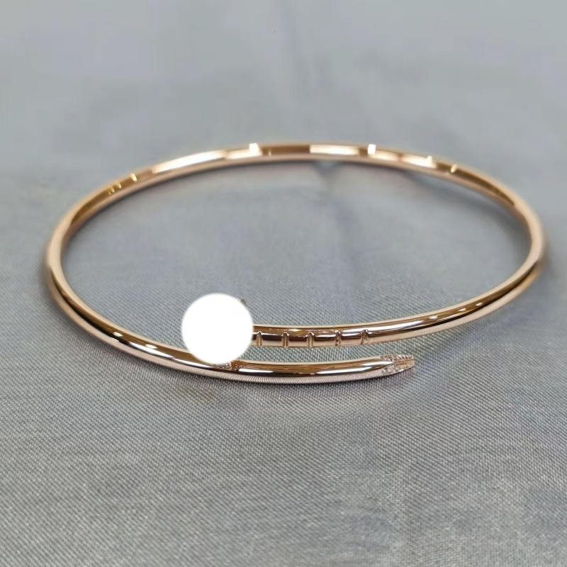 Nagu rokassprādze, V zelts, ģeometriska forma, iegravēti augsta oglekļa diamanti, unisex – modes luksusa stils, 2023. gada pavasara izlaidums