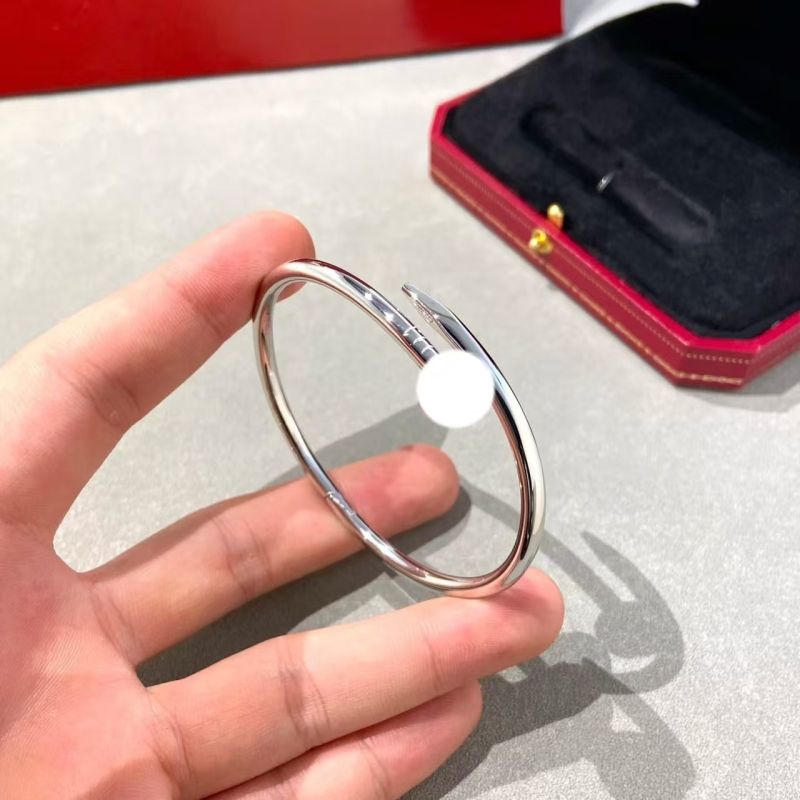 Nagu rokassprādze, V zelts, ģeometriska forma, iegravēti augsta oglekļa diamanti, unisex – modes luksusa stils, 2023. gada pavasara izlaidums