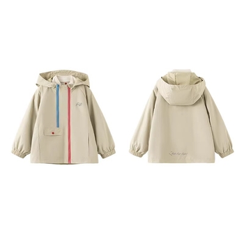 Vaikų vandeniui atspari striukė su gobtuvu, dviejų dalių komplektas – nailoninis audinys su PU danga ir nuimama polar fleece vidinė apdaila; atsparumas vandeniui 1500 mm; tinkama 3–4 metų vaikams