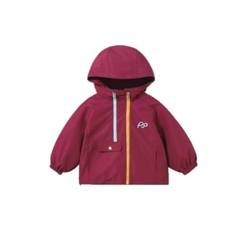 Vaikų vandeniui atspari striukė su gobtuvu, dviejų dalių komplektas – nailoninis audinys su PU danga ir nuimama polar fleece vidinė apdaila; atsparumas vandeniui 1500 mm; tinkama 3–4 metų vaikams