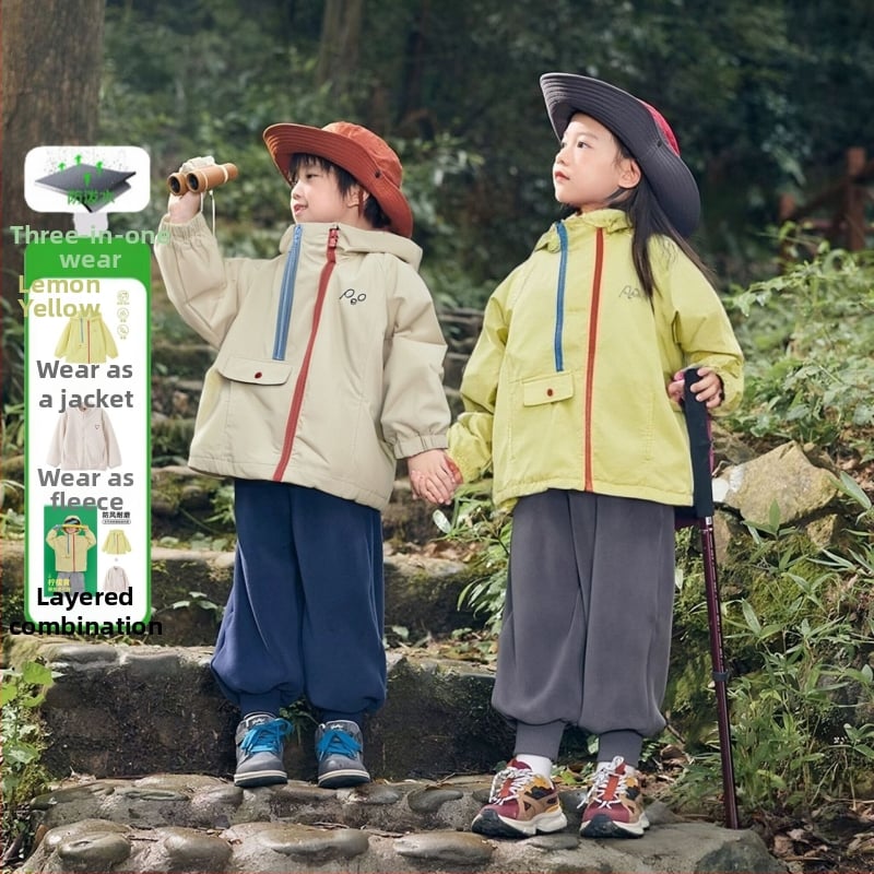 Vaikų vandeniui atspari striukė su gobtuvu, dviejų dalių komplektas – nailoninis audinys su PU danga ir nuimama polar fleece vidinė apdaila; atsparumas vandeniui 1500 mm; tinkama 3–4 metų vaikams