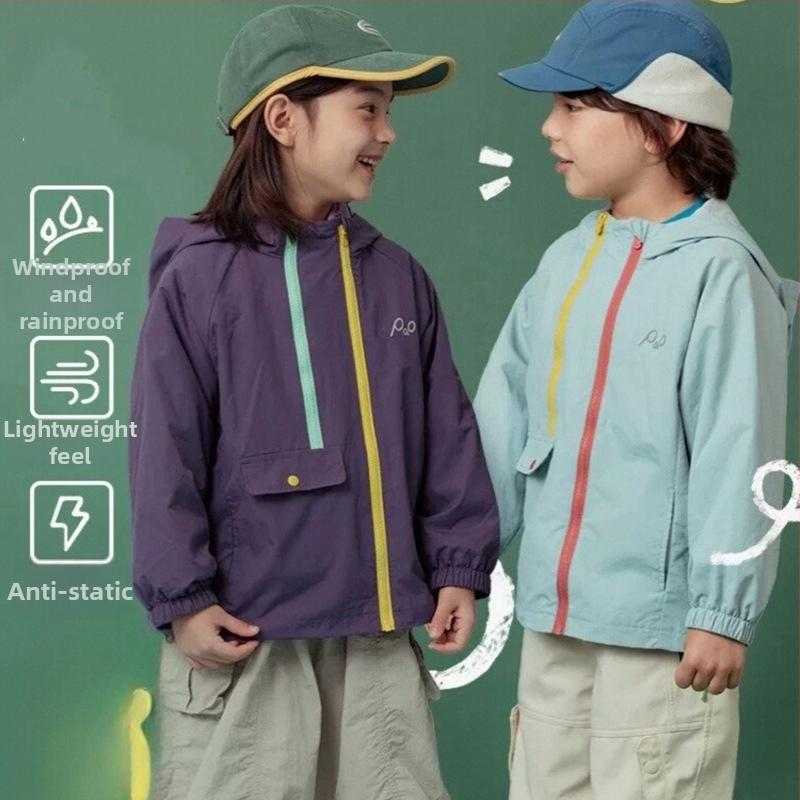 Vaikų vandeniui atspari striukė su gobtuvu, dviejų dalių komplektas – nailoninis audinys su PU danga ir nuimama polar fleece vidinė apdaila; atsparumas vandeniui 1500 mm; tinkama 3–4 metų vaikams