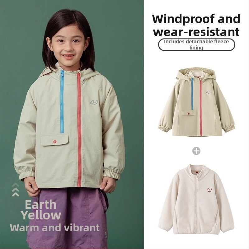 Vaikų vandeniui atspari striukė su gobtuvu, dviejų dalių komplektas – nailoninis audinys su PU danga ir nuimama polar fleece vidinė apdaila; atsparumas vandeniui 1500 mm; tinkama 3–4 metų vaikams